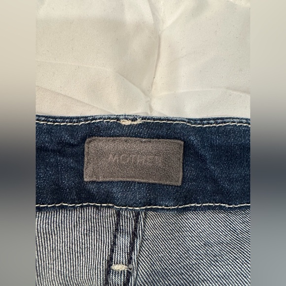 MOTHER HIGH WAISTED LOOKER - ANKLE FRAY
Tongue And Chic, Size 28 - Picture 6 of 6